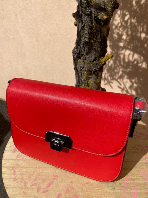 Sac rouge synthétique trotteur  Alexia avec fermoir twist